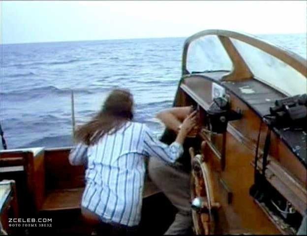 Интимная Сцена С Элизабет Херли На Яхте – Смертельный Круиз 1990