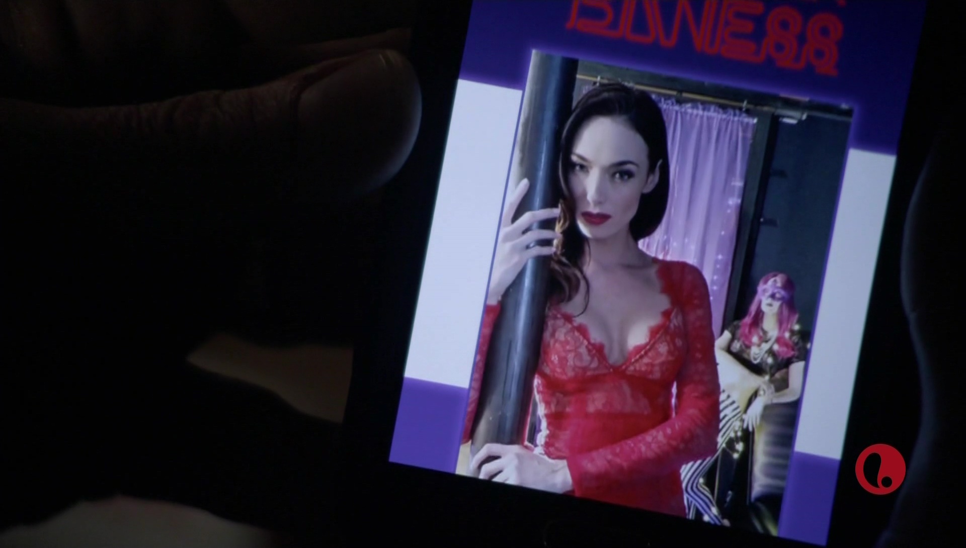 Горячая Касси Колвин на жарких фото.