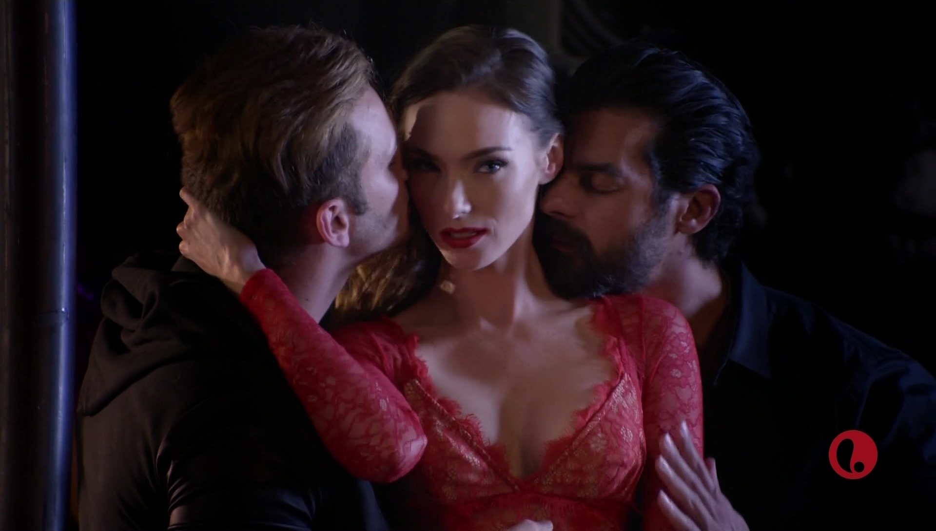 Горячая Касси Колвин на жарких фото.