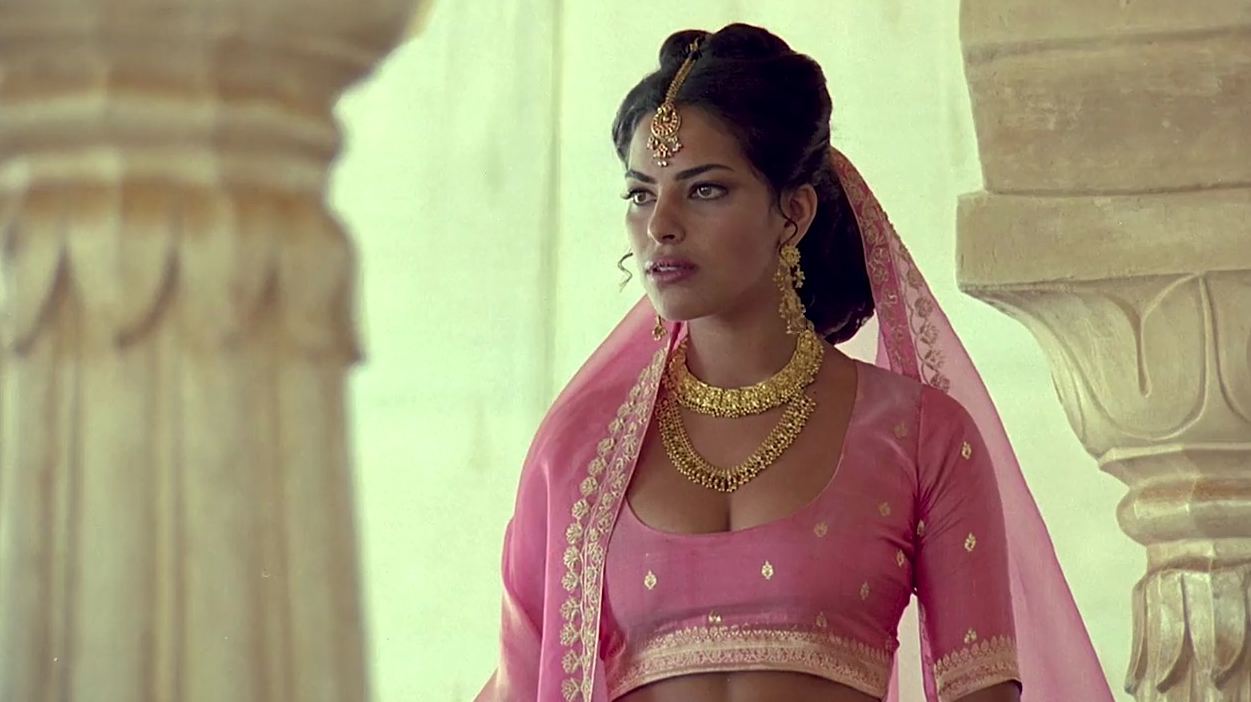 Горячая Сарита Чоудхури на жарких фото.